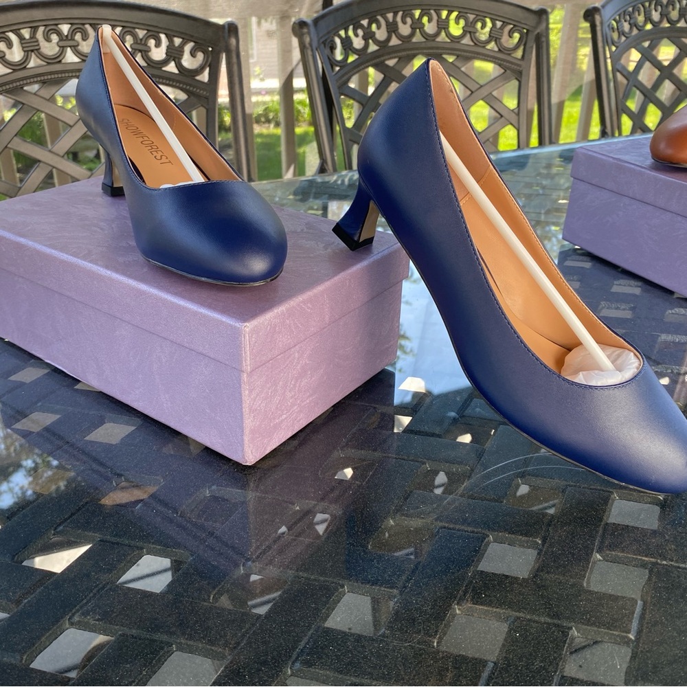 Brand new women’s heeled dress shoe size 9 Never worn. Navy blue